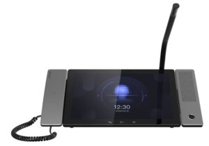 Ein modernes Tischtelefon mit großem Display, Hörer auf der linken Seite, einem langen Mikrofon auf der rechten Seite und einem eingebauten Lautsprecher.