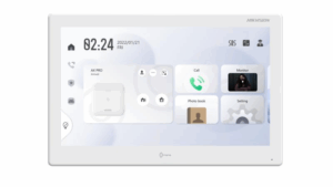 Ein Bildschirm mit der Benutzeroberfläche eines Sicherheitssystems, zeigt Uhrzeit, Datum und Telefonanrufoptionen, sowie Symbole für Status und Einstellungen, oben rechts der Markenname Hikvision.