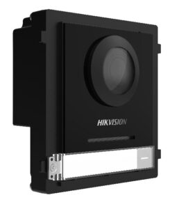 Eine schwarze Hikvision Kameraeinheit mit einem großen Objektiv und einem weißen Bereich für Anzeigefunktionen.