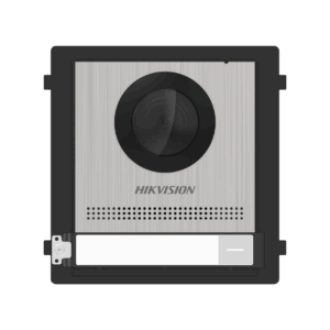 Quadratisches Türsprechstelle mit Kamera und Mikrofon, HIKVISION-Logo, Silber und Schwarz, mit beleuchtetem Namensschild.