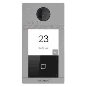 Ein graues Hikvision-Türsprechanlagegerät mit Kamera und Bildschirm zeigt die Nummer 23 und den Namen David Luis an.