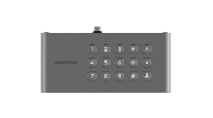Ein rechteckiges Tastenfeld mit zwölf nummerierten Tasten und drei zusätzlichen Symboltasten, auf einem Gerät der Marke Hikvision.