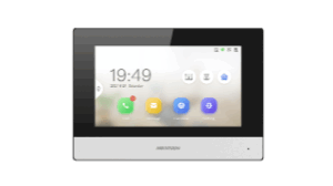 Ein moderner Wandbildschirm mit Benutzeroberfläche, die Uhrzeit (19:49) und Datum anzeigt, sowie farbige App-Symbole für Telefon, Nachrichten und Menü.