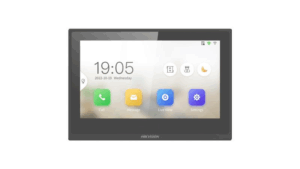 Bild eines digitalen Türsprechanlagen-Bedienfelds von Hikvision mit einem Display, das die Uhrzeit 19:05 und Apps für Anruf, Message, Live-Ansicht und Einstellungen zeigt.