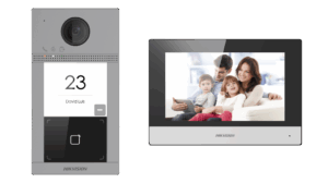 Ein Video-Türsprechanlage-System von Hikvision mit einer Außeneinheit, die eine Kamera und ein Display mit Nummer und Namen zeigt, sowie einer Inneneinheit, die ein Display mit dem Bild einer lächelnden Familie auf einem Sofa zeigt.