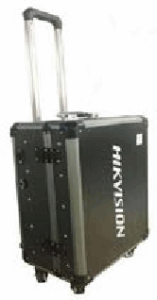 Ein schwarzer Hartschalenkoffer mit Rollen und einem ausziehbaren Griff, der das Logo 'HIKVISION' auf der Seite trägt.
