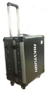 Ein schwarzer Hartschalenkoffer mit Rollen und einem ausziehbaren Griff, der das Logo 'HIKVISION' auf der Seite trägt.