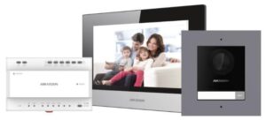Ein Hikvision-Videogegensprechsystem mit einem Monitor, einem Steuergerät und einem Eingangspanel, das ein Bild einer lächelnden Familie auf dem Bildschirm anzeigt.