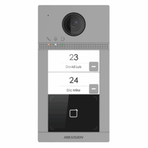 Silberne Videotürklingel von Hikvision mit zwei Namensschildern, die die Namen David Luis und Eric Mike zeigen, und einer Kamera sowie einem RFID-Lesegerät unten.