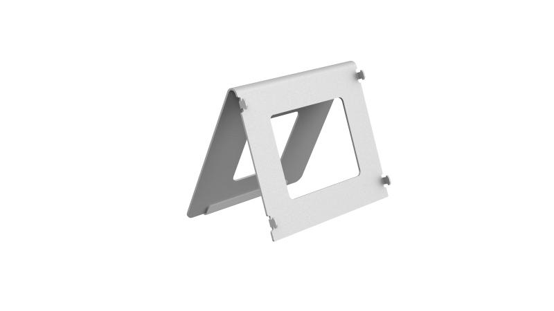 Weiße, dreieckige Halterung mit rechteckiger Aussparung in der Mitte auf weißem Hintergrund.