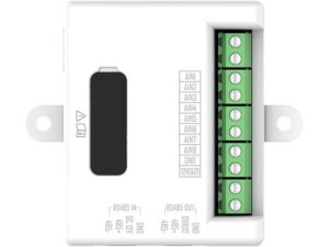 Ein weißes elektronisches Gerät mit sechs grünen Anschlussklemmen und Beschriftungen für Eingänge und Stromversorgung auf der Vorderseite.
