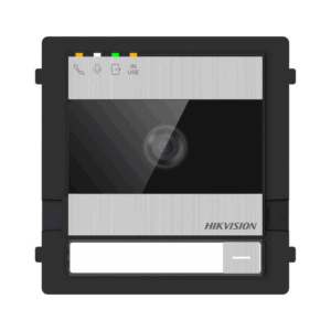 Ein quadratisches Intercom-Bedienfeld mit einer Kamera in der Mitte und mehreren Symbolen und Lichtern oben, darunter Telefon- und Mikrofon-Symbole. Das Gerät hat eine silberne und schwarze Oberfläche und das Markenzeichen 'HIKVISION' ist unten rechts sichtbar.
