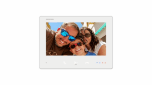Drei Personen trägt Sonnenbrillen und lächeln in die Kamera, ein Mann, eine Frau und ein Kind. Sie erscheinen auf einem Bildschirm eines Geräts mit HIKVISION-Logo.