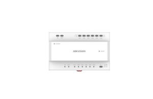 Ein Elektronikgerät von Hikvision mit mehreren Anschlussmöglichkeiten und LED-Anzeigen, beschriftet mit IN, OUT, und Kanalnummern.