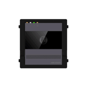 Ein quadratisches, schwarzes Hikvision-Türsprechmodul mit Kamera, Lautsprechergitter und Kontrollleuchten oben.