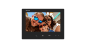 Ein digitales Display von Hikvision zeigt ein fröhliches Selfie von zwei Erwachsenen und einem Kind, die alle Sonnenbrillen tragen.