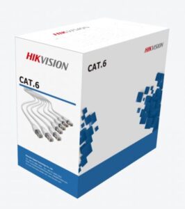 Verpackung eines CAT.6 Netzwerkkabels der Marke Hikvision, mit Bild von Kabeln und blauen geometrischen Mustern.