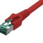 Ein rotes Ethernet-Kabel mit einem RJ-45-Stecker am Ende.