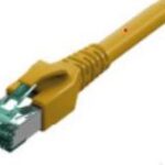 Ein gelbes Ethernet-Kabel mit einem RJ45-Stecker am Ende.
