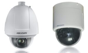 Zwei weiße Überwachungskameras von Hikvision mit Pan-Tilt-Zoom-Funktion, eine links mit größerem Gehäuse und eine rechts mit kompakterer Form, beide mit halbtransparenten Kuppeln.