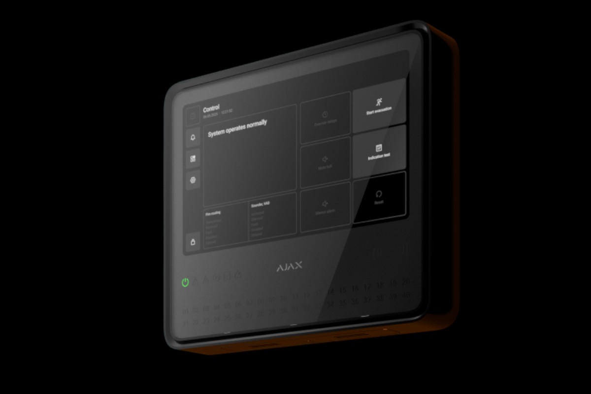 Ein modernes, wandmontiertes Bedienpanel mit einem digitalen Display, das den Status "System operates normally" anzeigt, umgeben von mehreren Funktionstasten auf einem schwarzen Gehäuse im Dunkeln.
