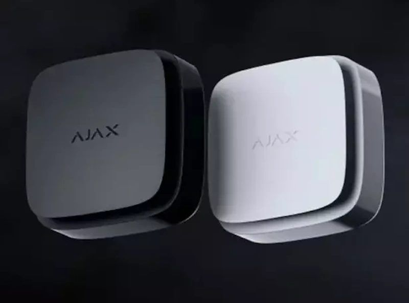 Zwei AJAX-Sensorgeräte in Schwarz und Weiß vor einem dunklen Hintergrund.