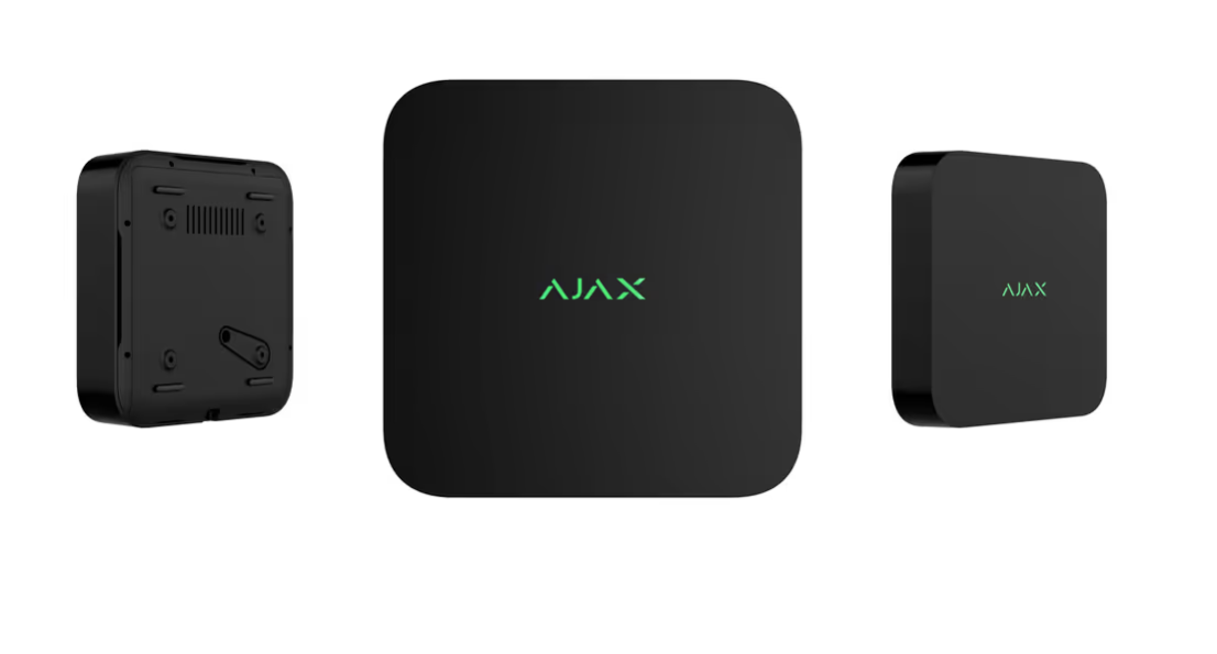 Schwarzes quadratisches Gerät mit abgerundeten Ecken und dem grünen Logo "AJAX" auf der Vorderseite.