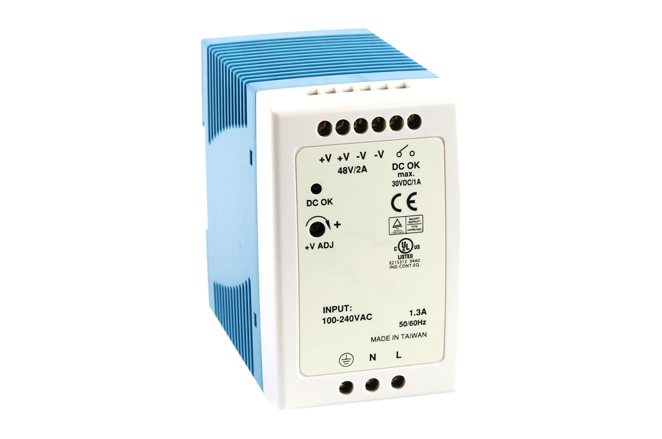 Blau-weißes Netzteil mit technischen Spezifikationen auf der Vorderseite, inklusive Eingangsspannung und Ausgangsleistung.