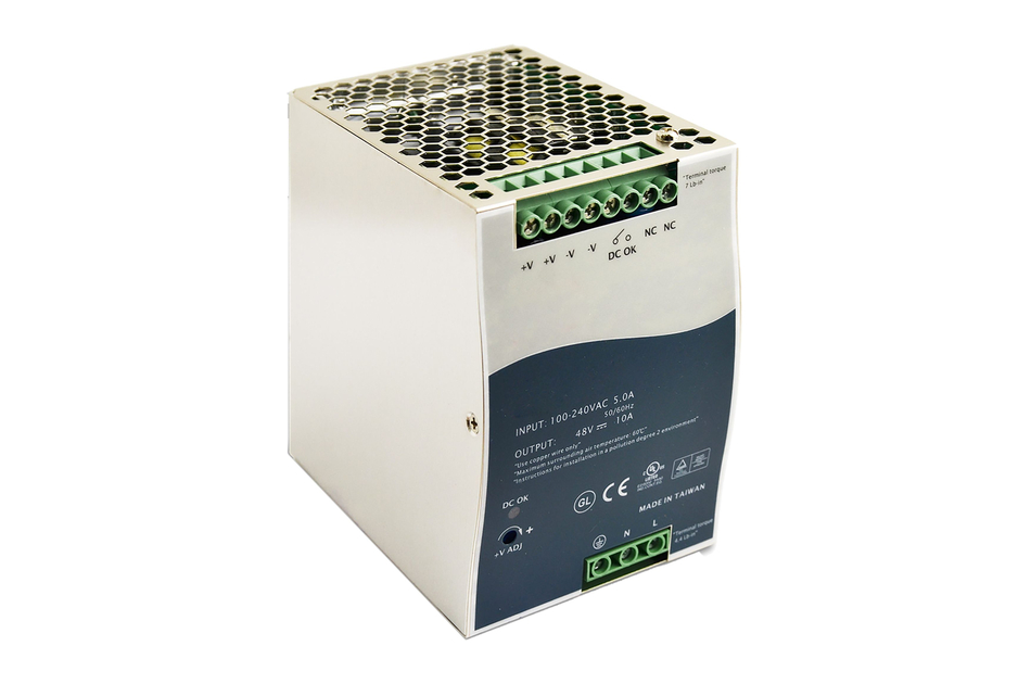 Netzteil mit Lüftungsgitter, grünen Anschlussklemmen und technischen Details auf der Vorderseite.