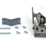 Metallbefestigungssatz mit Gelenk, Montageplatte, Schrauben und Muttern auf weißem Hintergrund.