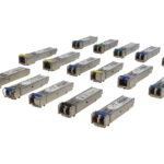 16 verschiedene SFP-Module in Reihen angeordnet, einige mit farbigen Markierungen.