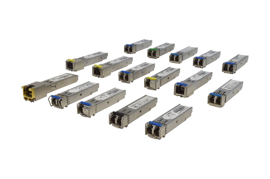 16 verschiedene SFP-Module in Reihen angeordnet, einige mit farbigen Markierungen.