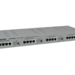 Netzwerkgerät mit mehreren Ethernet-Ports und Beschriftungen auf der Vorderseite.