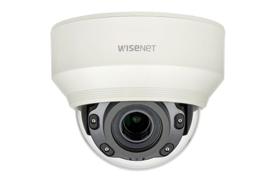 Überwachungskamera der Marke Wisenet mit einem weißen Gehäuse und einer klaren Kuppel.