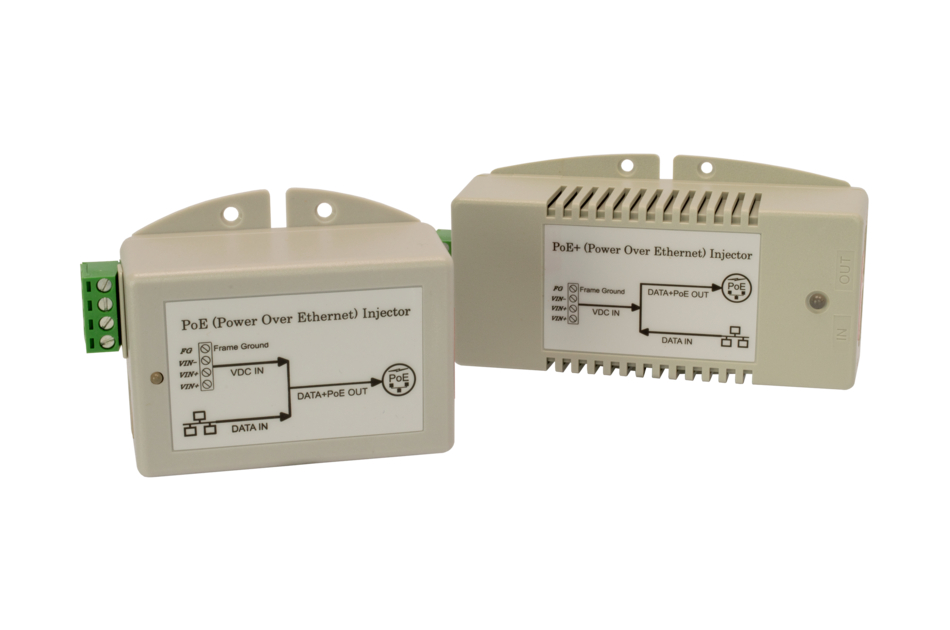 Zwei PoE-Injektoren mit Anschlüssen und Beschriftung zur Spannungs- und Datenübertragung.