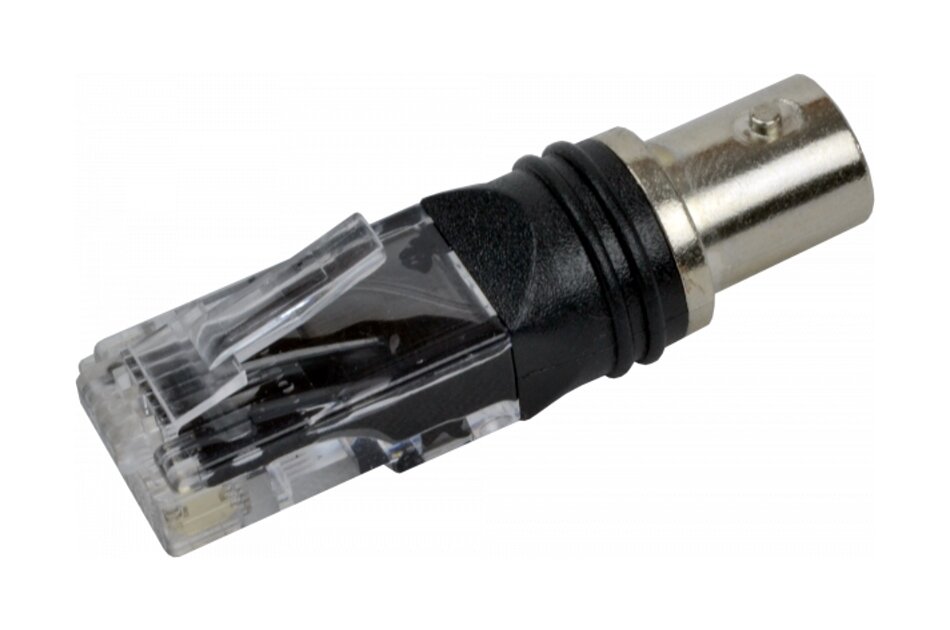 Ein Adapter mit RJ45- und XLR-Steckverbindern auf weißem Hintergrund.