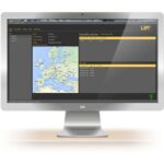 Ein Computerbildschirm zeigt eine Software mit einer Europakarte und Listen mit Informationen zur Einsatzüberwachung.