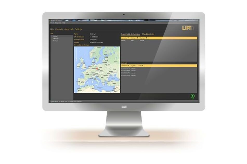 Ein Computerbildschirm zeigt eine Software mit einer Europakarte und Listen mit Informationen zur Einsatzüberwachung.