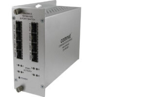 Ein silberner 8-Port-Gigabit-Switch von Comnet mit mehreren Ethernet-Anschlüssen und Statusanzeigen.