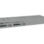 Silberner Ethernet-Switch von Comnet mit mehreren Ethernet-Ports und LEDs auf der Vorderseite.
