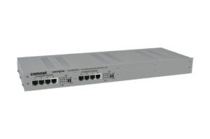 Silberner Ethernet-Switch von Comnet mit mehreren Ethernet-Ports und LEDs auf der Vorderseite.