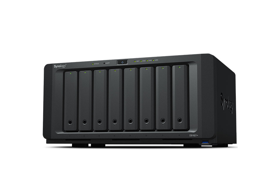 Schwarzes Synology NAS-Gehäuse mit acht Festplatteneinschüben, LEDs und Logos auf der Vorderseite.