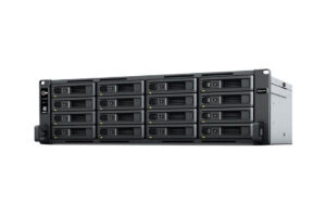 Ein schwarzer Server-Rack mit zahlreichen Einschüben für Festplatten und beleuchteten Bedienelementen.