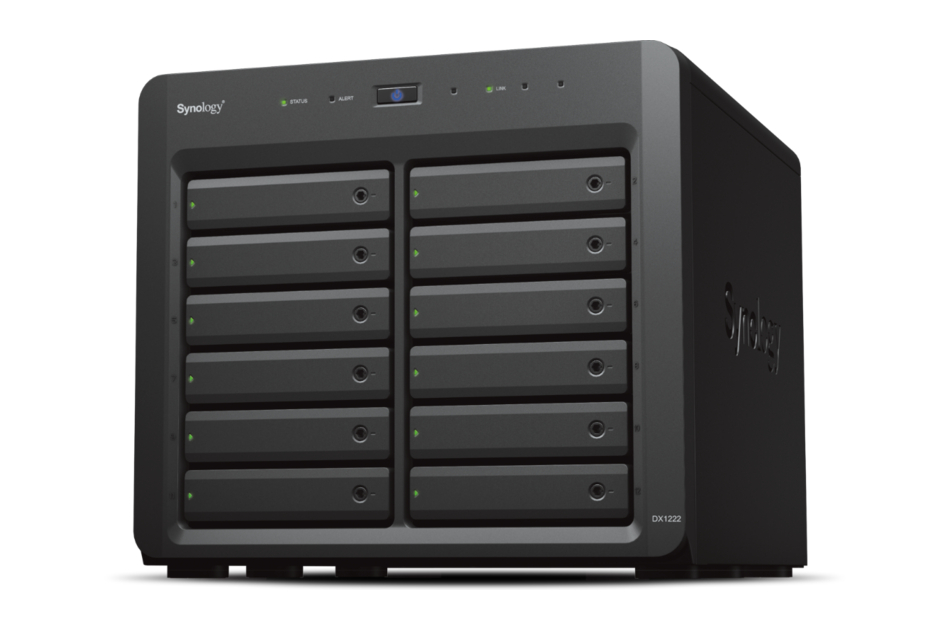 Schwarzes Synology NAS-Gehäuse mit zwölf Festplatteneinschüben und einigen Statusleuchten auf der Vorderseite.