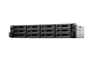 Ein schwarzer Server mit zwölf Festplatteneinschüben in zwei Reihen.