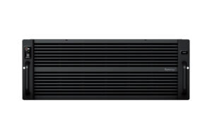 Schwarzes Synology-Netzwerkspeichergerät mit Lüftungsschlitzen und Kontrollleuchten an der linken Seite.