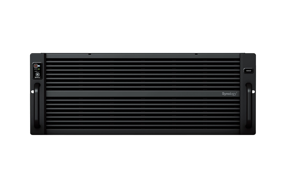 Schwarzes Synology-Netzwerkspeichergerät mit Lüftungsschlitzen und Kontrollleuchten an der linken Seite.