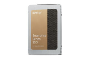 Externe SSD mit gebürstetem Metallgehäuse und Synology-Logo auf der Vorderseite.