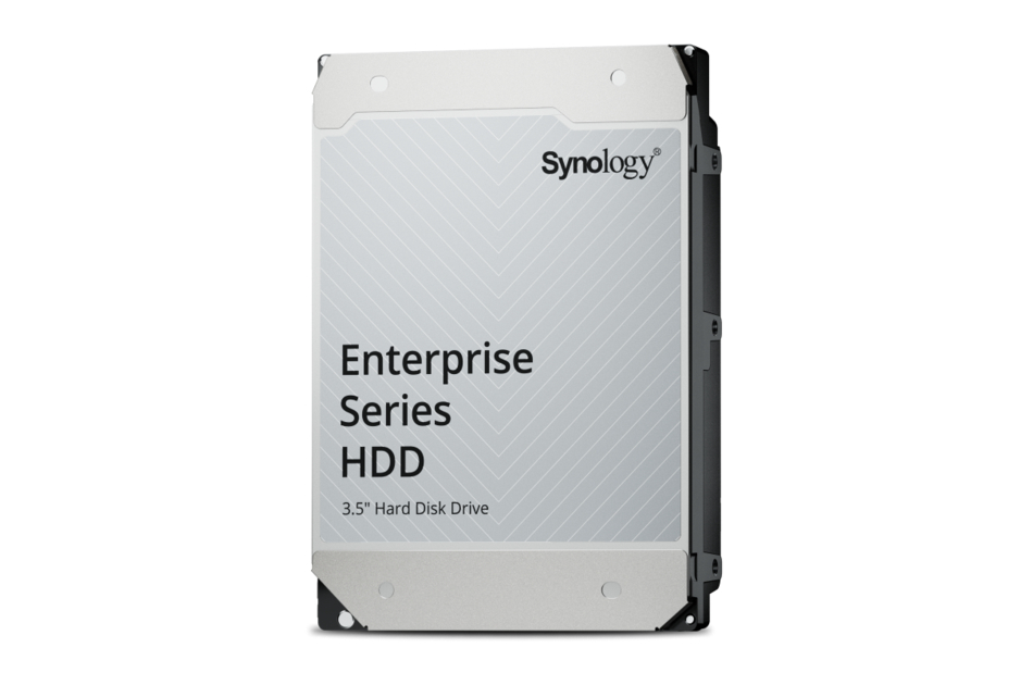 Synology 3,5-Zoll-Festplatte der Enterprise-Serie mit silbernem Gehäuse und Modellbezeichnung auf der Vorderseite.