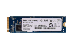 Blauer M.2 2280 NVMe SSD mit weißem Etikett, das Modellnummer, Kapazität von 400 GB und technische Details anzeigt.